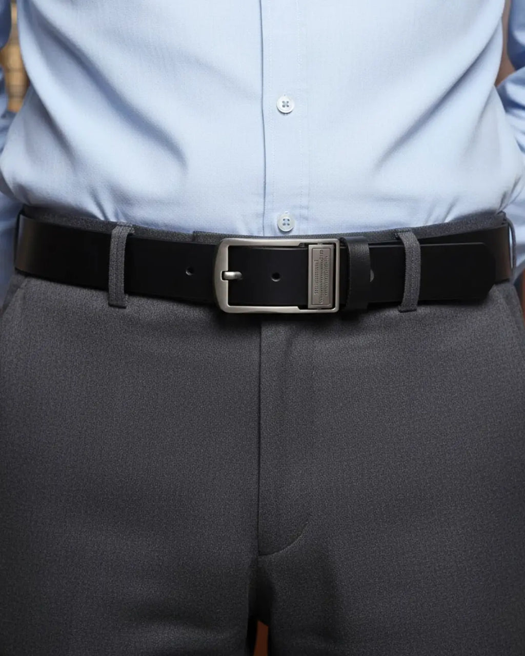 Homem vestindo Cinto Masculino Couro Legítimo Black Royal com camisa azul e calça de alfaiataria cinza — estilo clássico e atemporal.