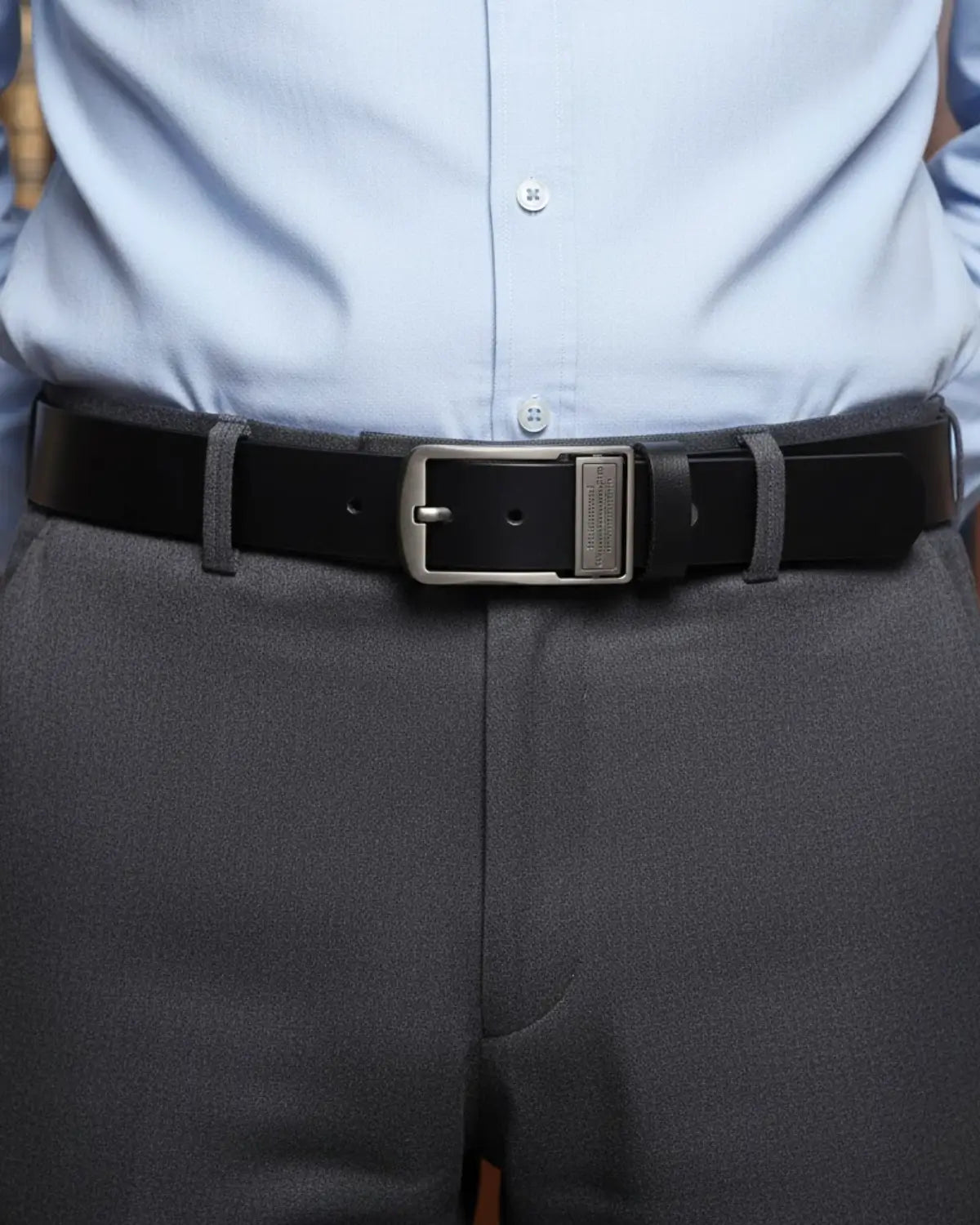 Homem vestindo Cinto Masculino Couro Legítimo Black Royal com camisa azul e calça de alfaiataria cinza — estilo clássico e atemporal.