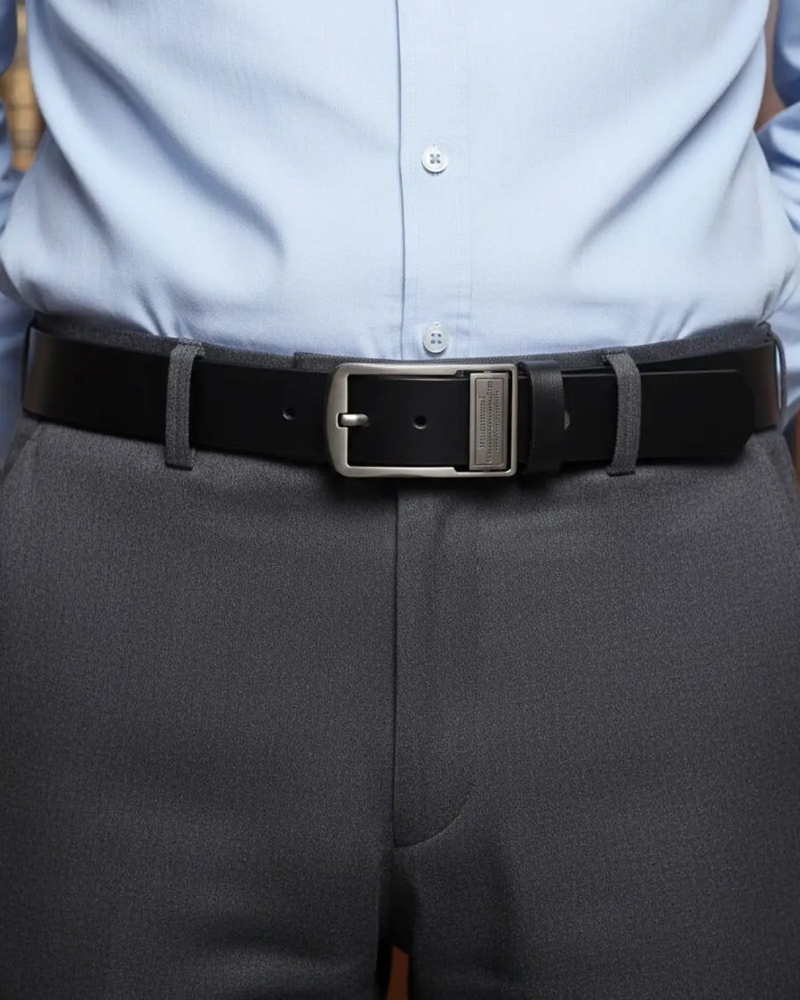 Homem vestindo Cinto Masculino Couro Legítimo Black Royal com camisa azul e calça de alfaiataria cinza — estilo clássico e atemporal.