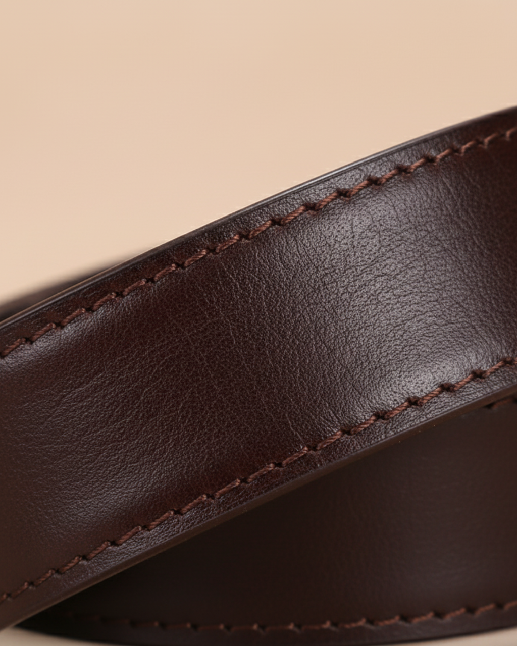 Costura e textura do Cinto Masculino Couro Legítimo Brown Ashford em couro genuíno — destaque para a precisão artesanal e o acabamento premium