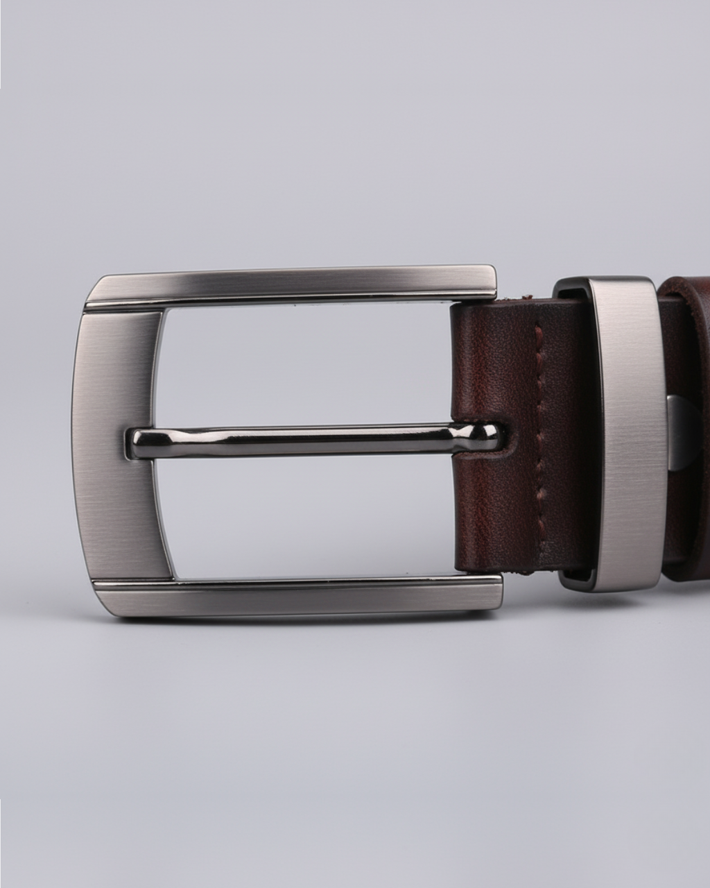 Detalhe da fivela do Cinto Masculino Couro Legítimo Brown Ashford — acabamento metálico escovado e design elegante para homens de estilo refinado
