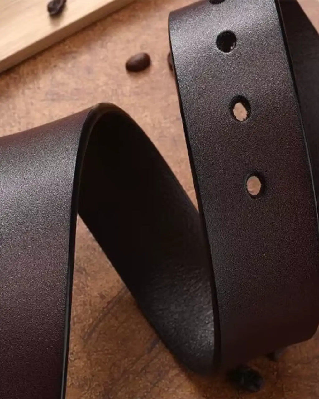 Detalhe dos furos e textura do couro do Cinto Masculino Couro Legítimo Burgundy Royal — acabamento artesanal e durabilidade