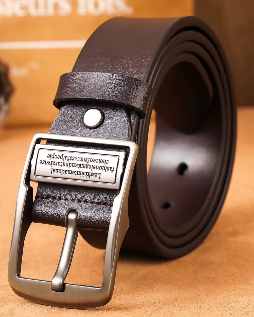 Cinto Masculino Couro Legítimo Burgundy Royal enrolado sobre mesa de madeira — peça de luxo em couro genuíno