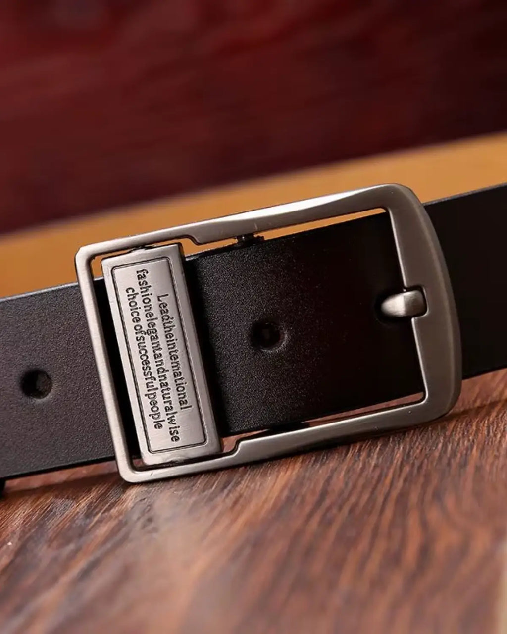 Detalhe da fivela do Cinto Masculino Couro Legítimo Burgundy Royal em metal escovado — design atemporal e resistente