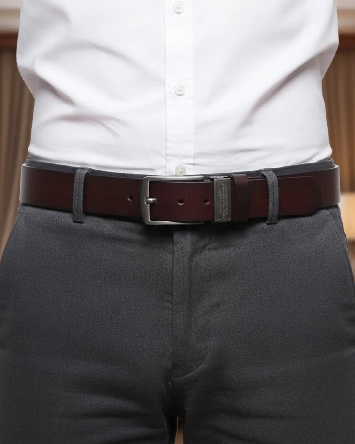 Homem usando Cinto Masculino Couro Legítimo Burgundy Royal com camisa branca e calça social cinza — visual clássico e elegante