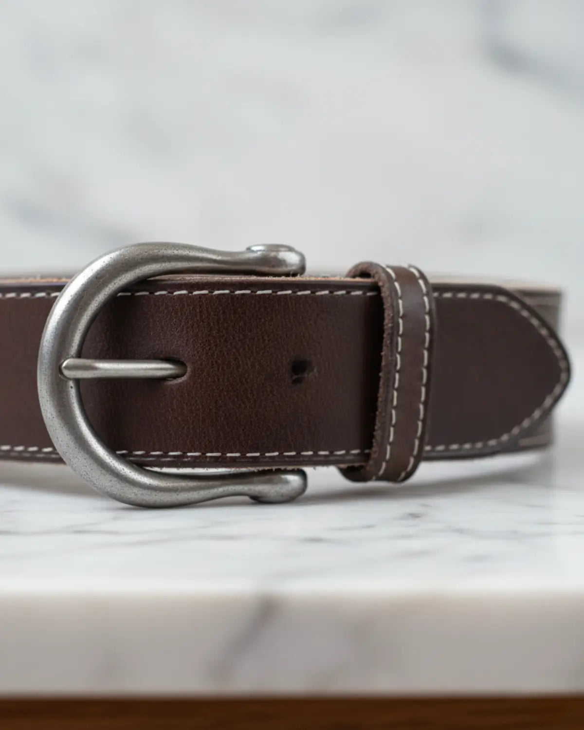 Fivela metálica estilo ferradura do cinto masculino Coffee Hamilton em couro marrom