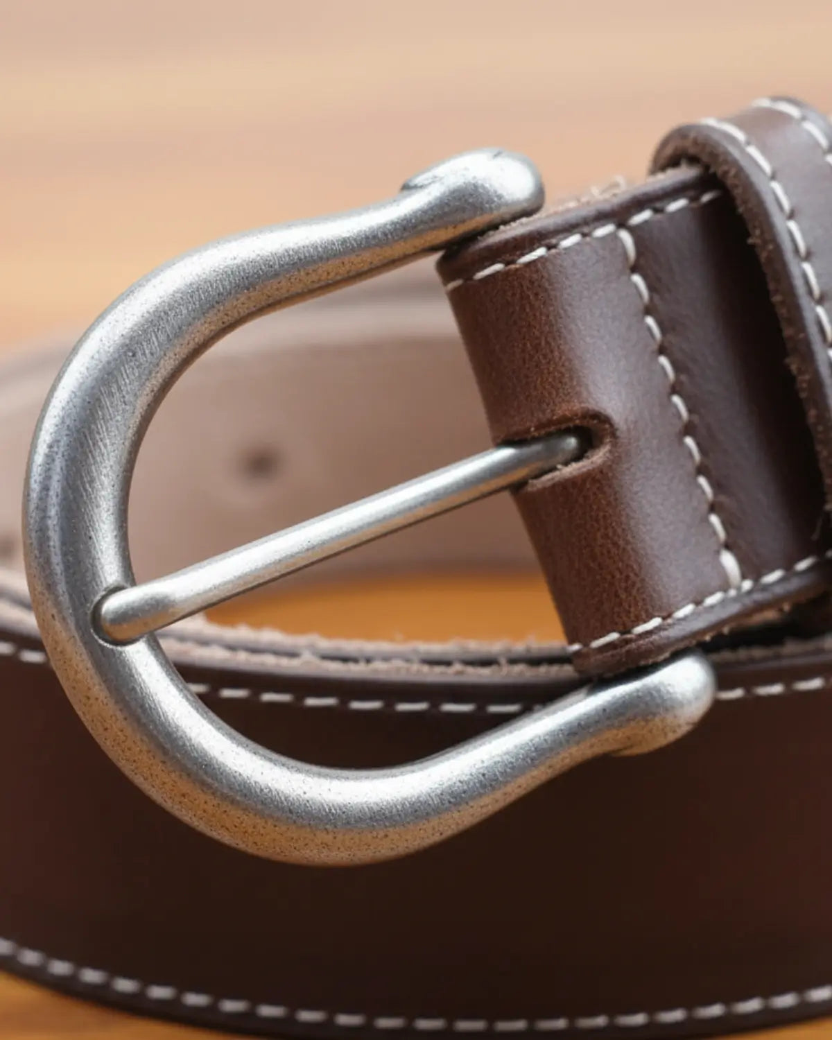 Fecho metálico envelhecido do cinto Coffee Hamilton em couro legítimo marrom