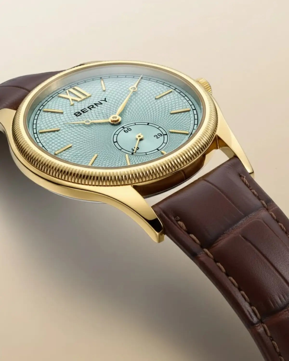 Close da pulseira marrom em couro do Relógio Masculino Pulseira de Couro Monarch Blue