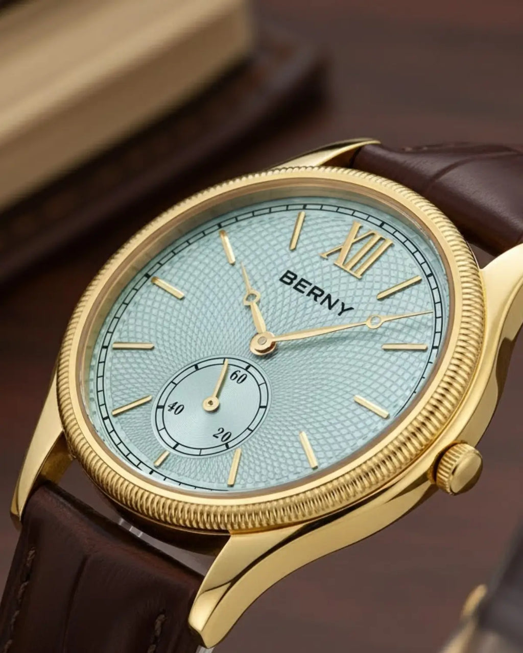 Detalhe lateral do Relógio Masculino Pulseira de Couro Monarch Blue com acabamento dourado