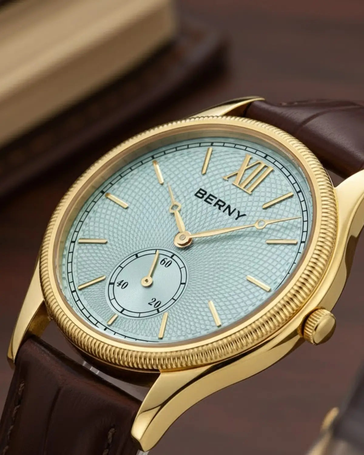 Detalhe lateral do Relógio Masculino Pulseira de Couro Monarch Blue com acabamento dourado