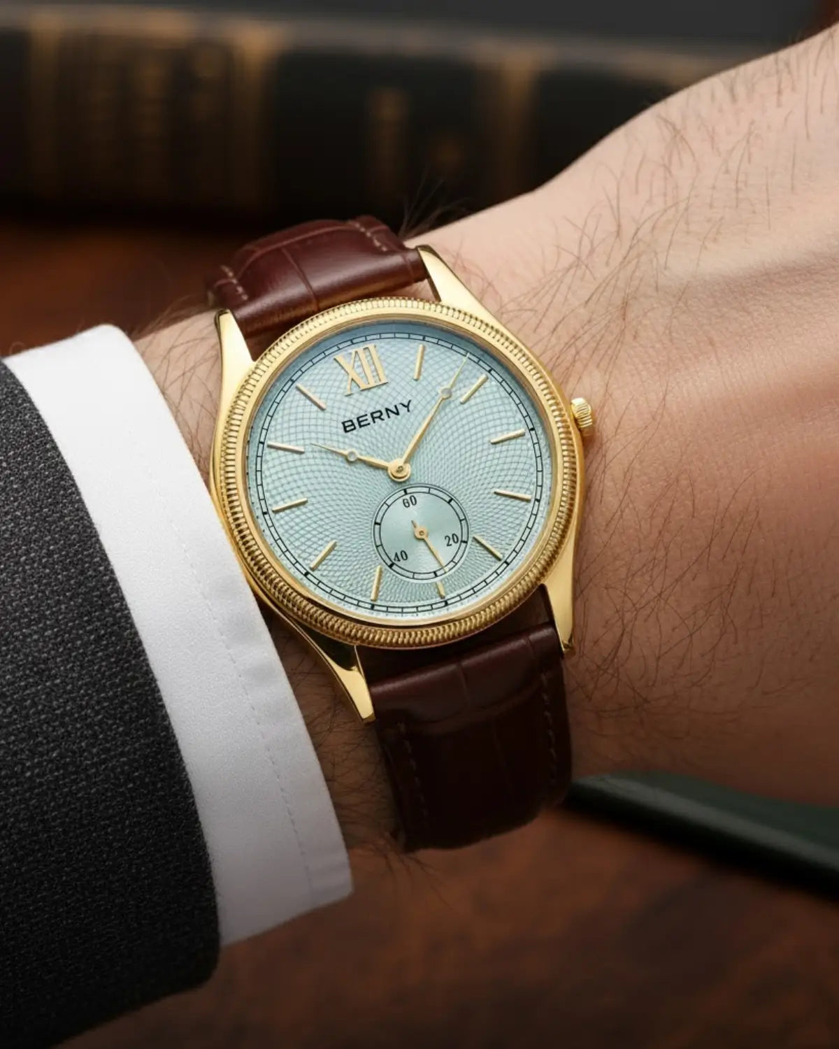 Relógio Masculino Pulseira de Couro Monarch Blue no pulso, estilo social e sofisticado