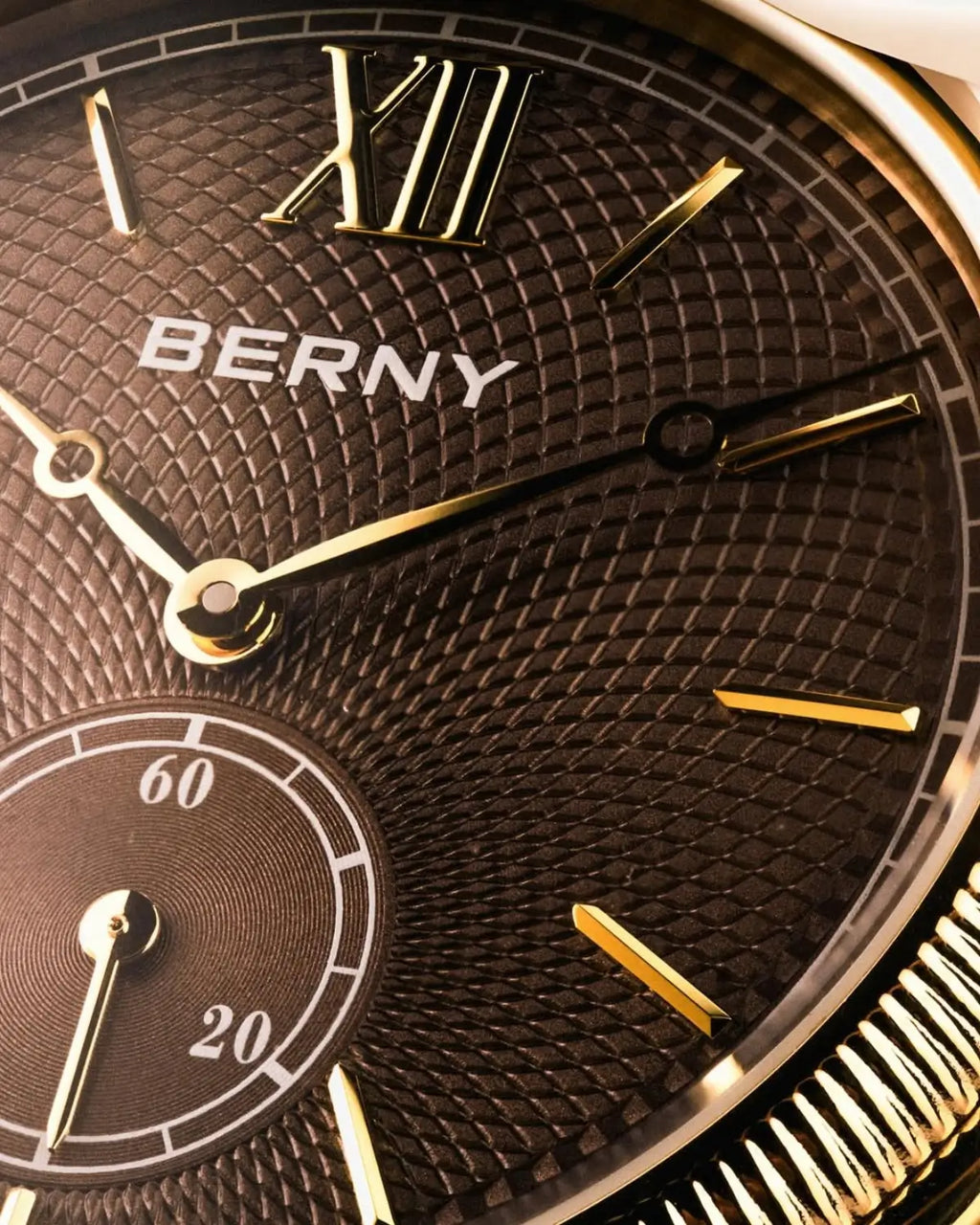 Close do mostrador marrom com ponteiros dourados do Relógio monarch Brown — precisão e acabamento premium