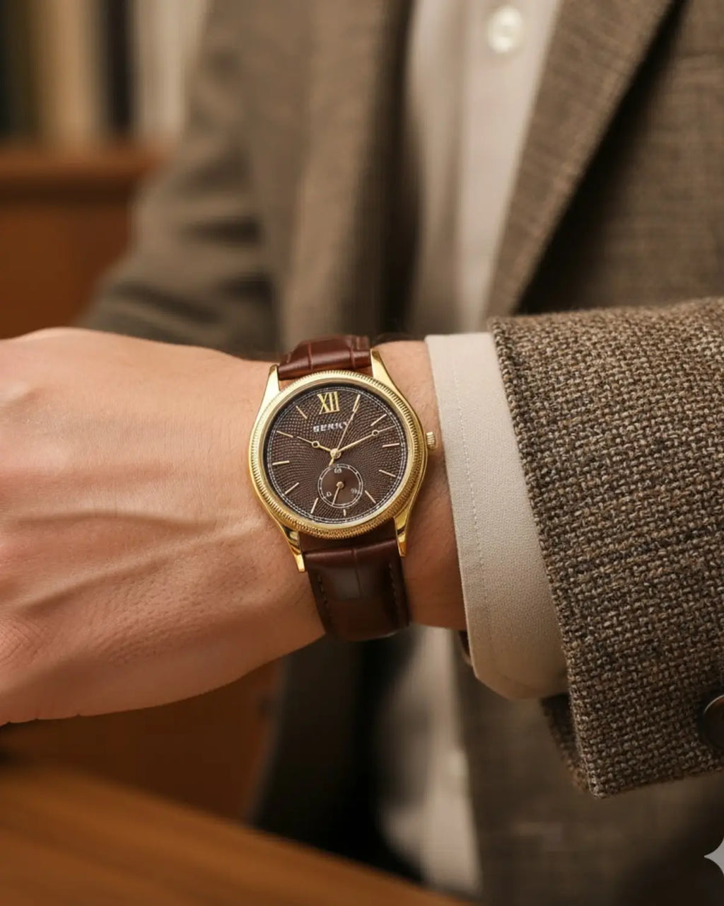 Relógio Masculino Pulseira de Couro monarch Brown combinado com paletó em tom neutro — sofisticação para ocasiões formais