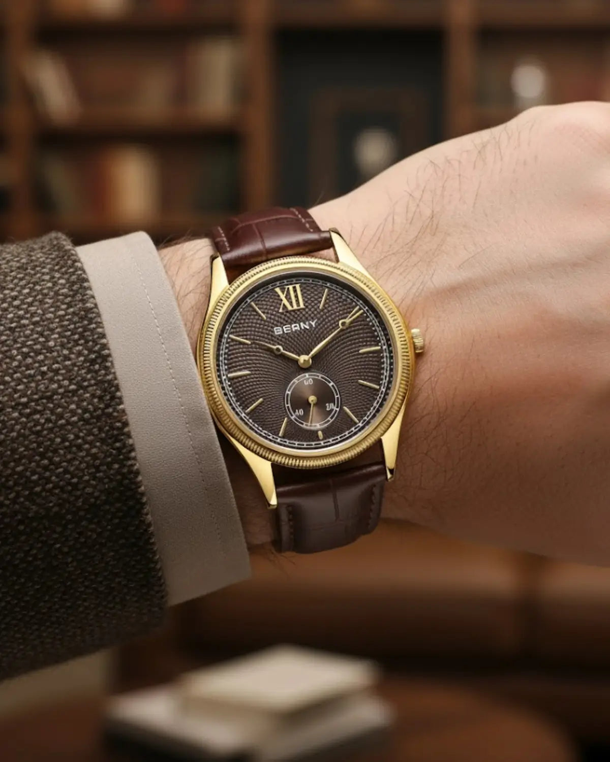 Homem usando Relógio Masculino Pulseira de Couro monarch Brown em ambiente sofisticado — estilo atemporal e presença marcante