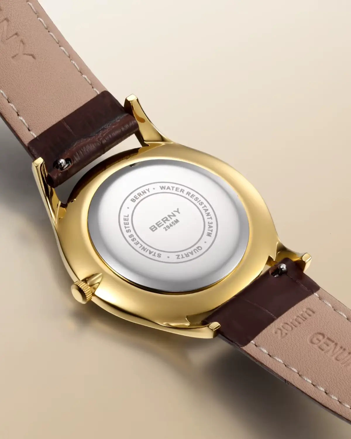 Parte traseira do Relógio monarch Brown mostrando tampa em aço inoxidável dourado e gravação Berny 2845M — resistência e autenticidade