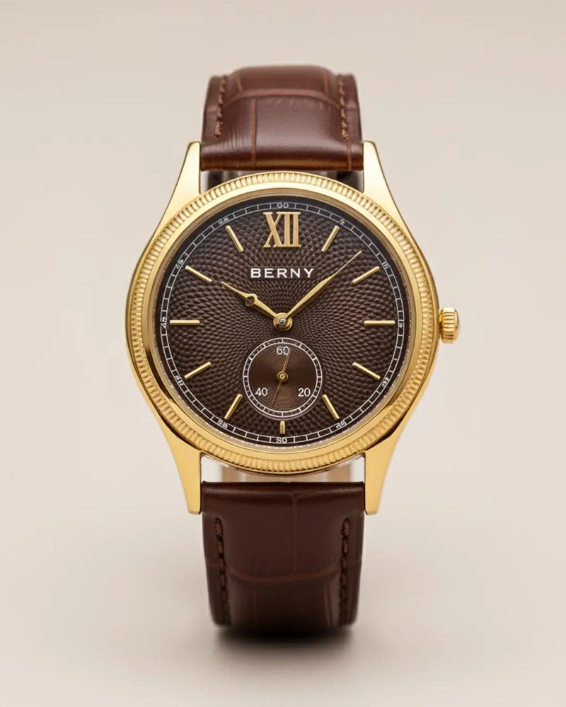 Relógio Masculino Pulseira de Couro monarch Brown com caixa dourada e mostrador marrom texturizado — elegância clássica e precisão refinada