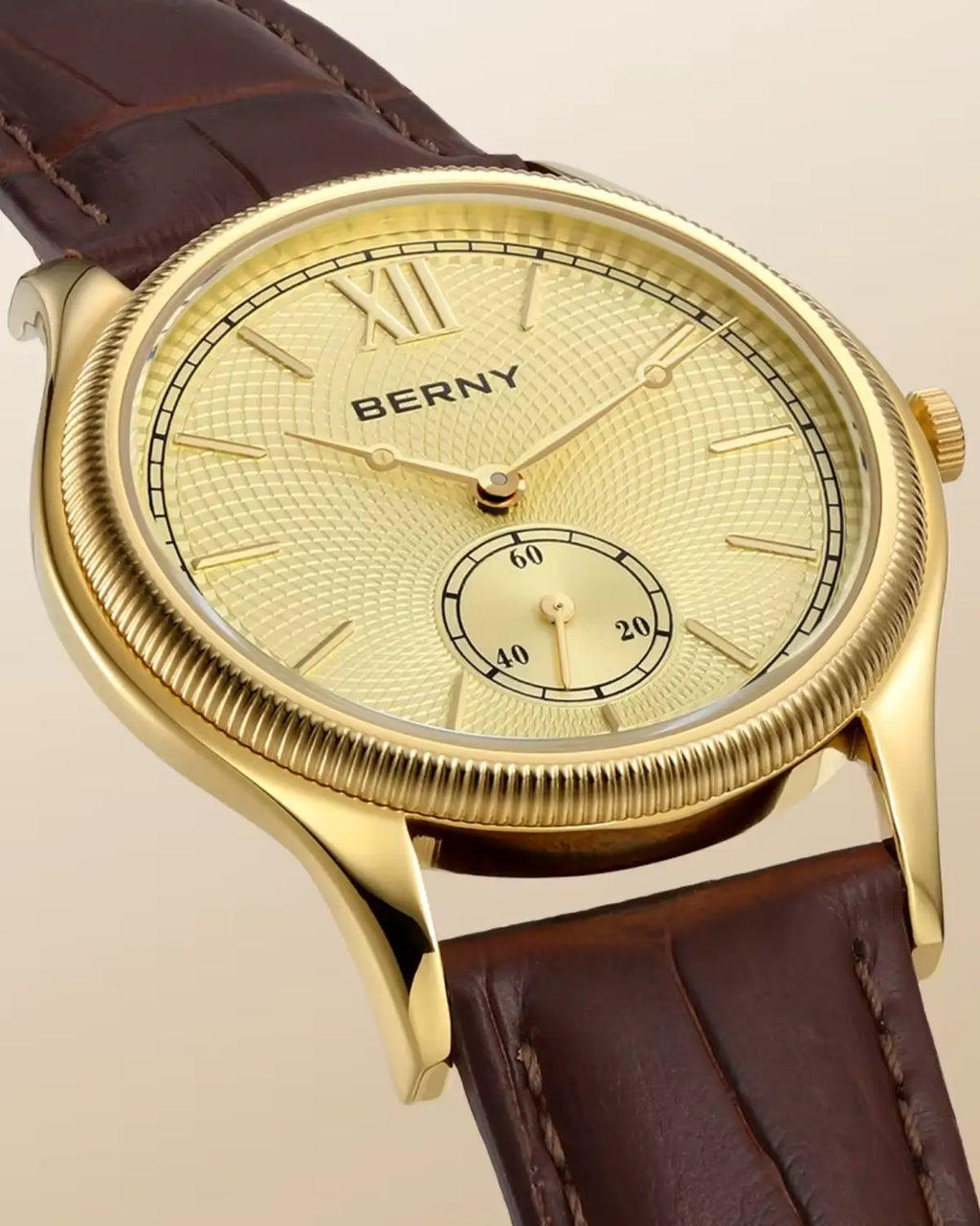 Close do mostrador dourado do Relógio monarch Gold com ponteiros delicados e subdial de segundos — elegância e precisão artesanal