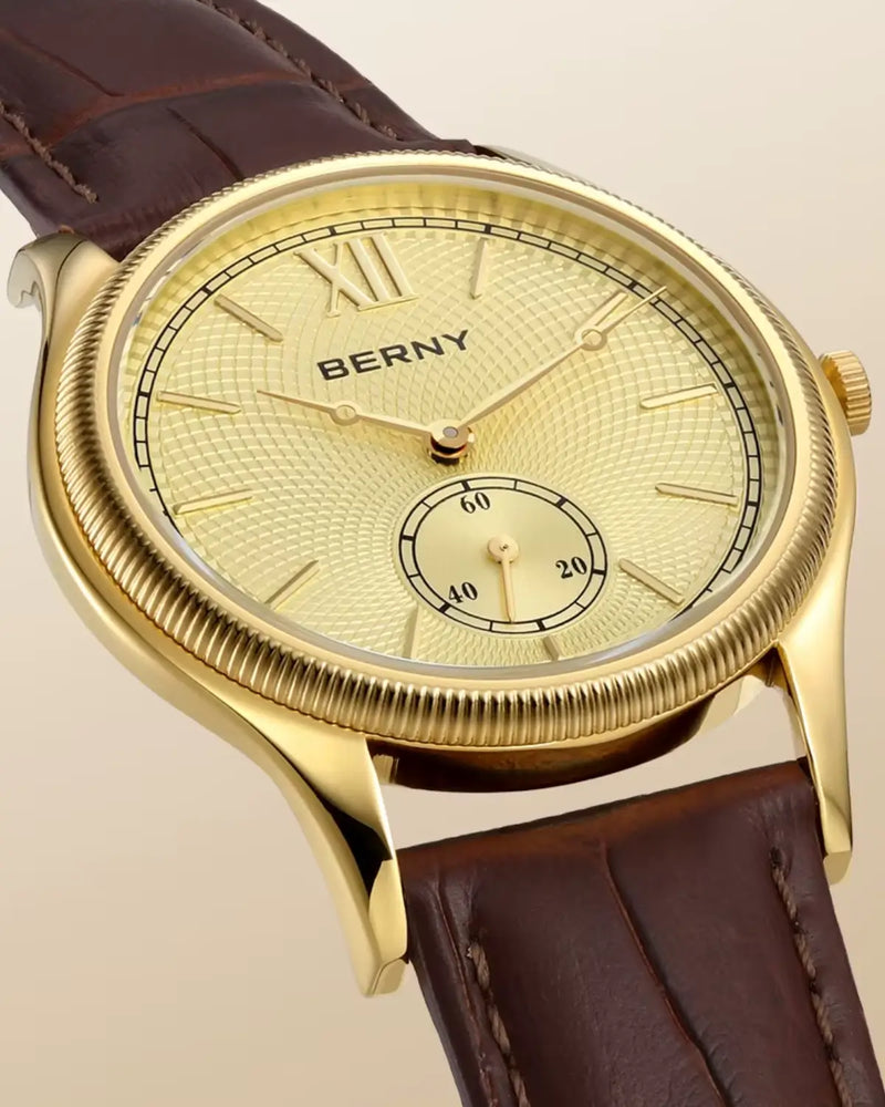 Close do mostrador dourado do Relógio monarch Gold com ponteiros delicados e subdial de segundos — elegância e precisão artesanal