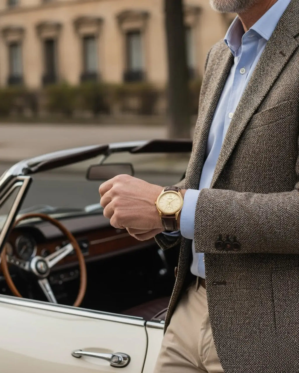 Homem de barba grisalha usando Relógio monarch Gold próximo a carro conversível clássico — sofisticação e lifestyle europeu