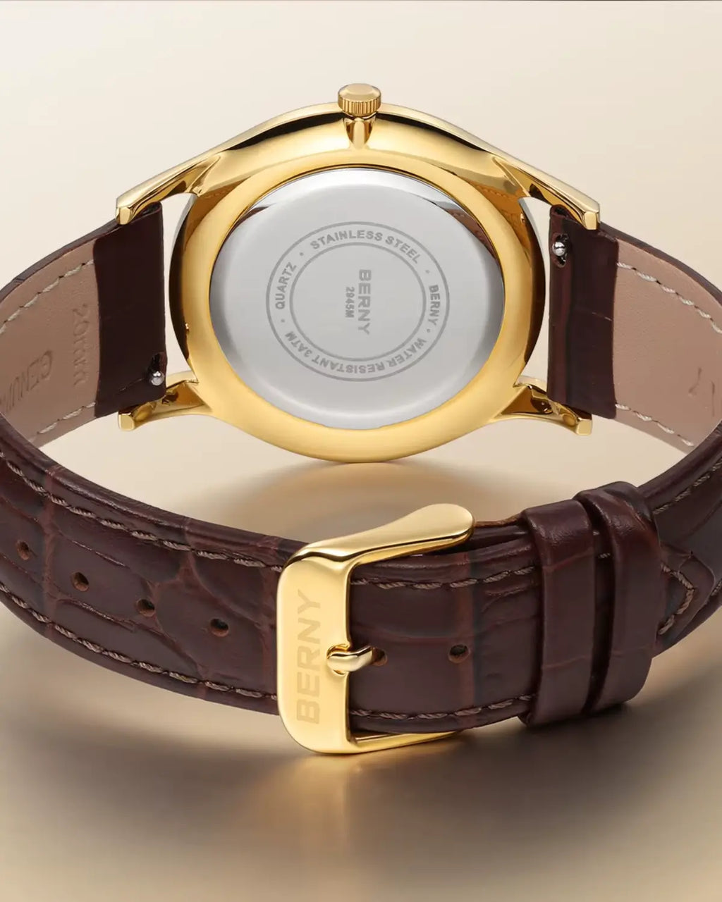 Fecho dourado com logotipo monarch no Relógio Masculino Pulseira de Couro Gold — acabamento premium e durabilidade