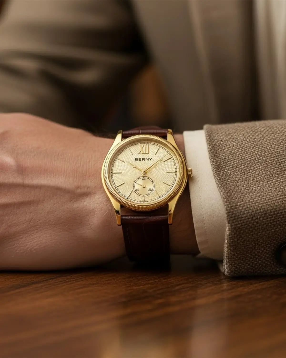 Homem elegante usando Relógio Masculino Pulseira de Couro monarch Gold sobre mesa de madeira — estilo atemporal e presença marcante