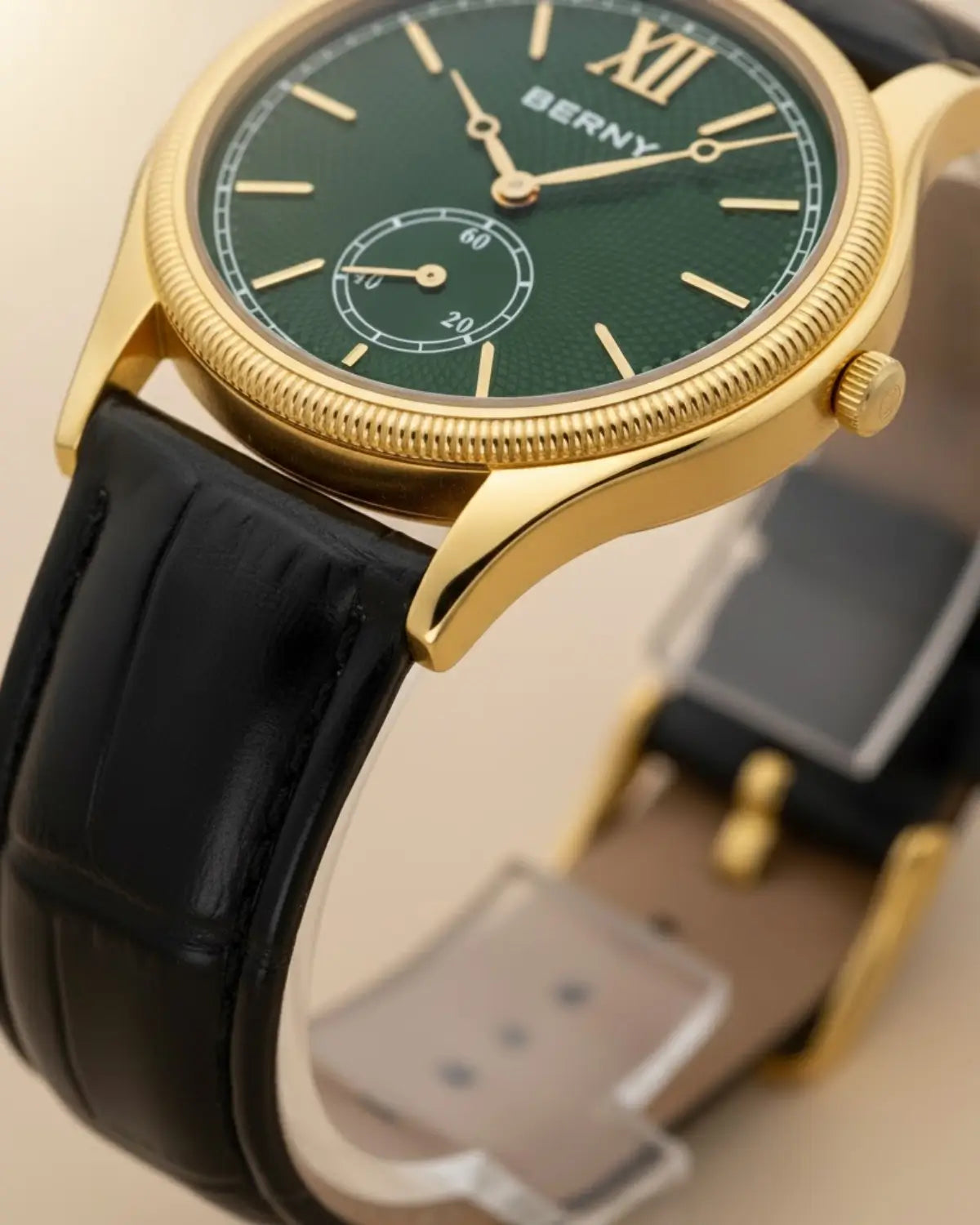 Detalhe lateral do Relógio Masculino Pulseira de Couro Monarch Green com acabamento dourado