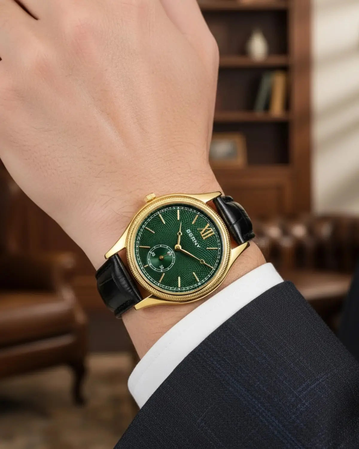 Relógio Masculino Pulseira de Couro Monarch Green no pulso, estilo sofisticado