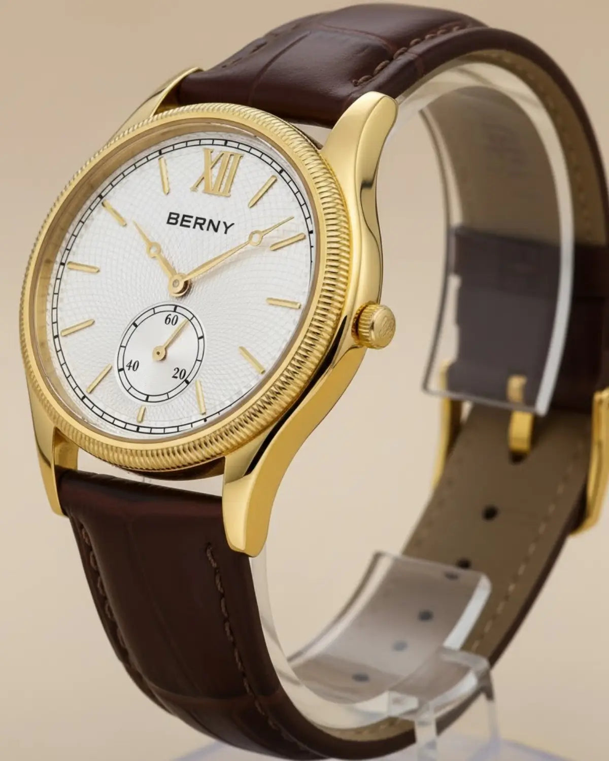 Vista lateral do Relógio Masculino Monarch White destacando mostrador branco e pulseira marrom — equilíbrio entre luxo e discrição