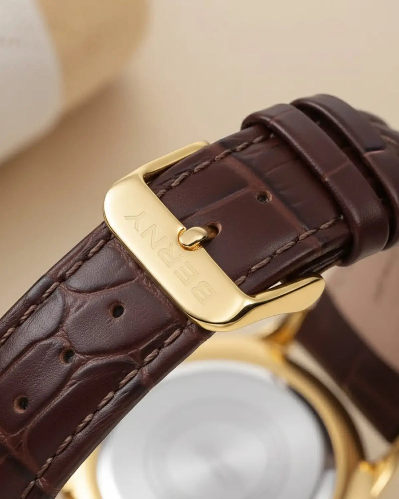 Fecho dourado com gravação Monarch no Relógio Masculino Pulseira de Couro White — detalhe de acabamento premium