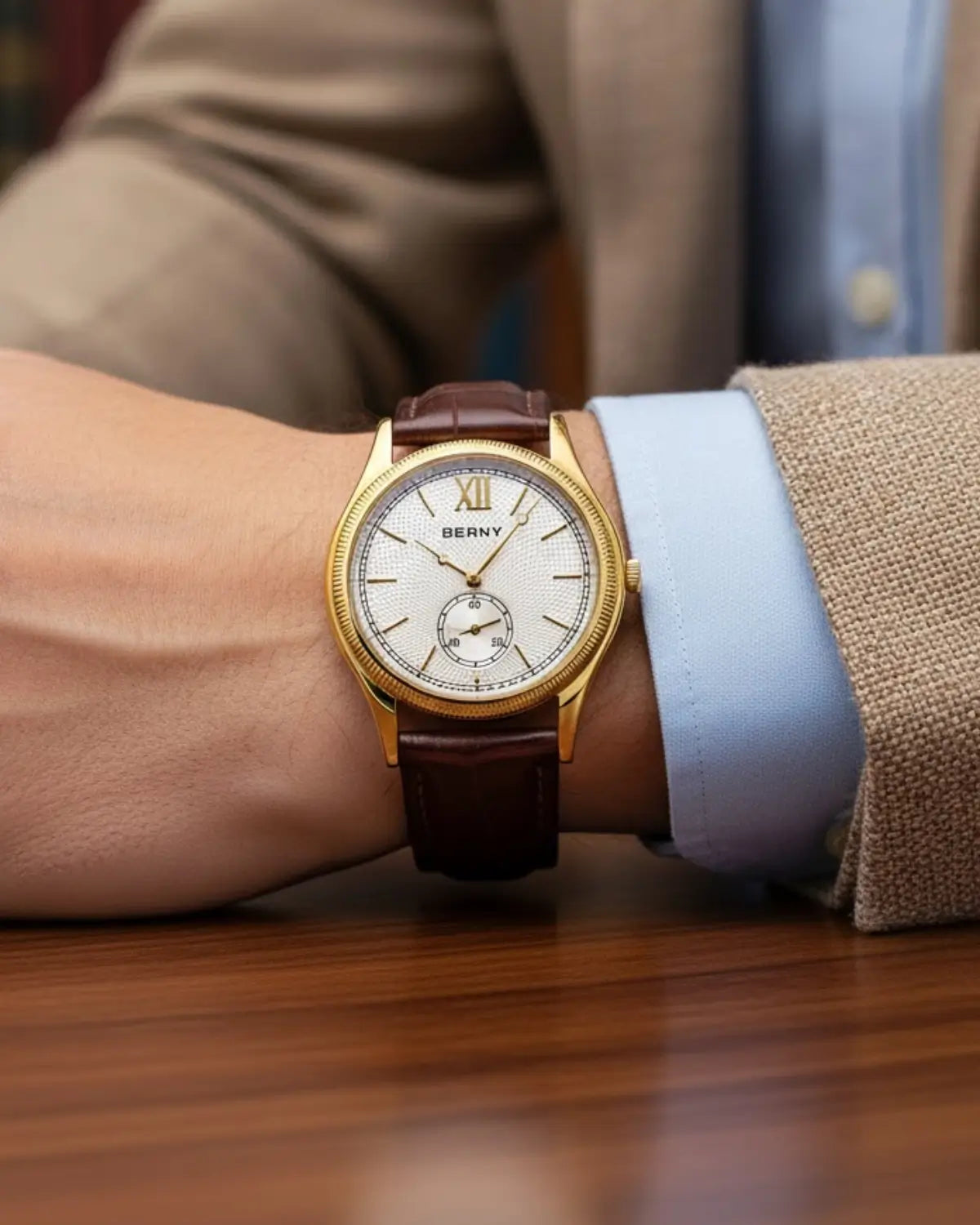 Homem com Relógio Masculino Pulseira de Couro Monarch White sobre mesa de madeira — design atemporal e presença sofisticada