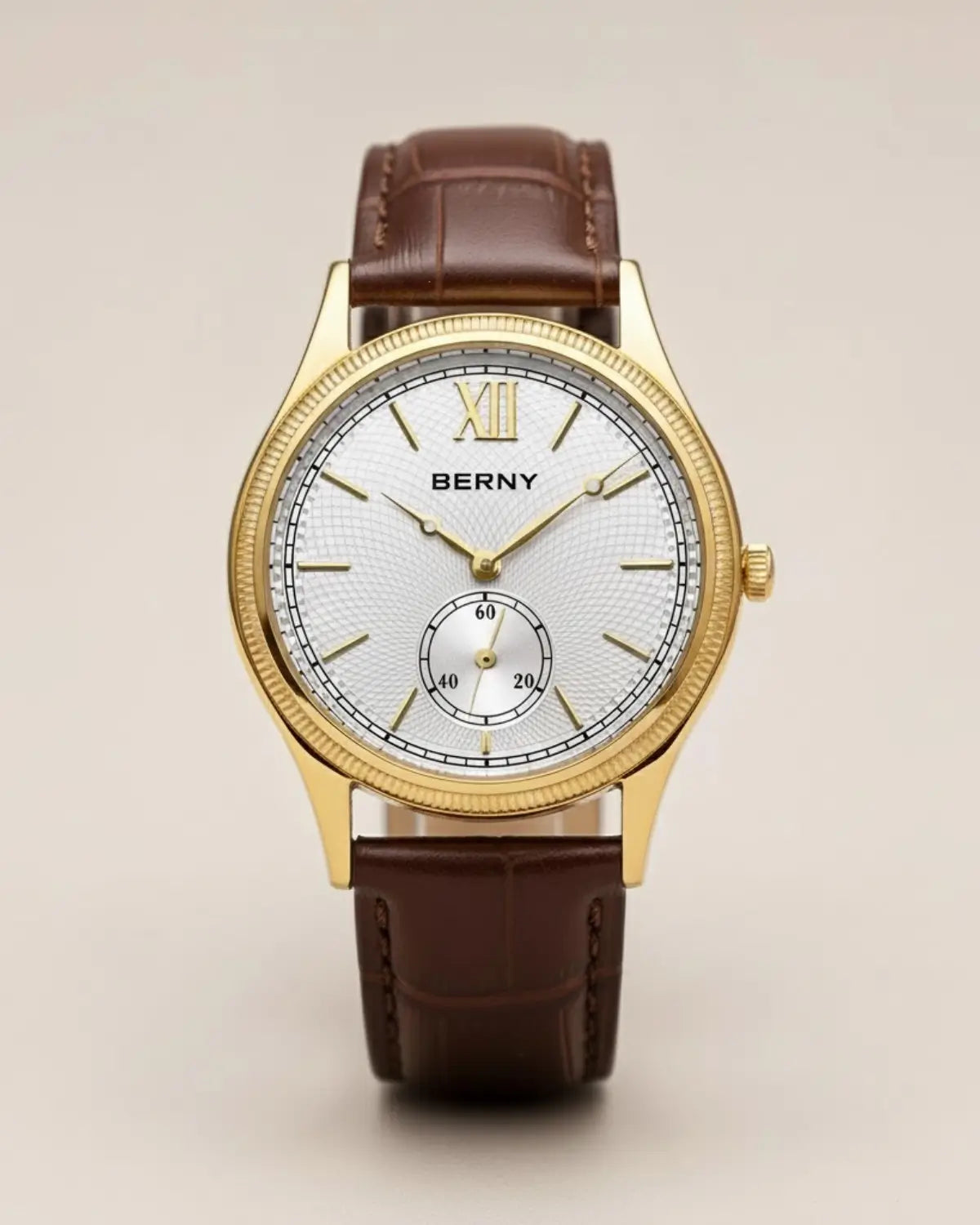 Relógio Masculino Pulseira de Couro Monarch White com caixa dourada e mostrador branco texturizado — elegância clássica e precisão refinada