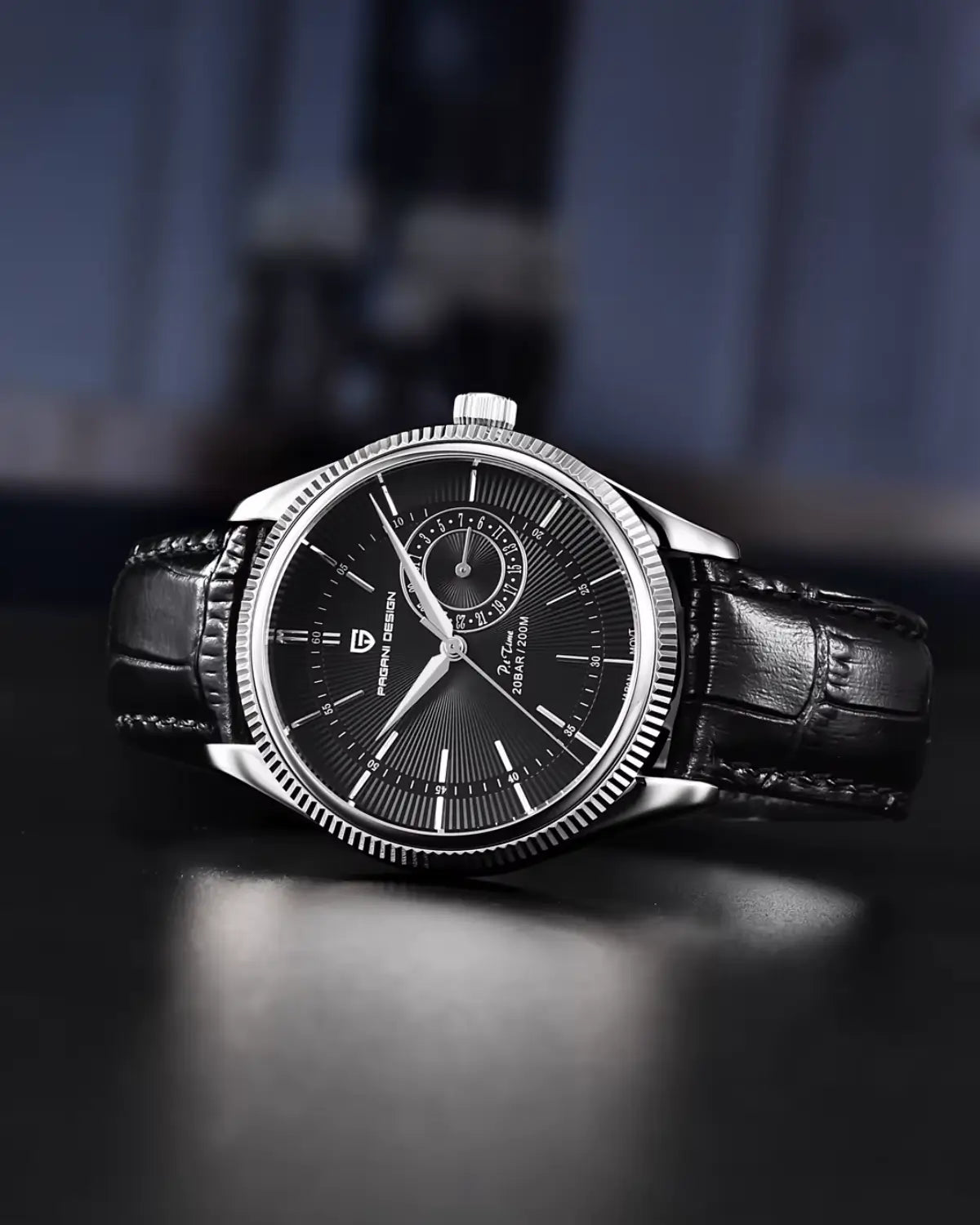 Detalhe lateral do Relógio Masculino Pulseira de Couro Regent Black com acabamento polido