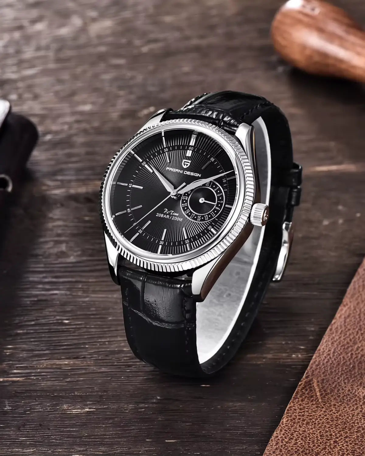 Close do mostrador preto do Relógio Masculino Pulseira de Couro Regent Black