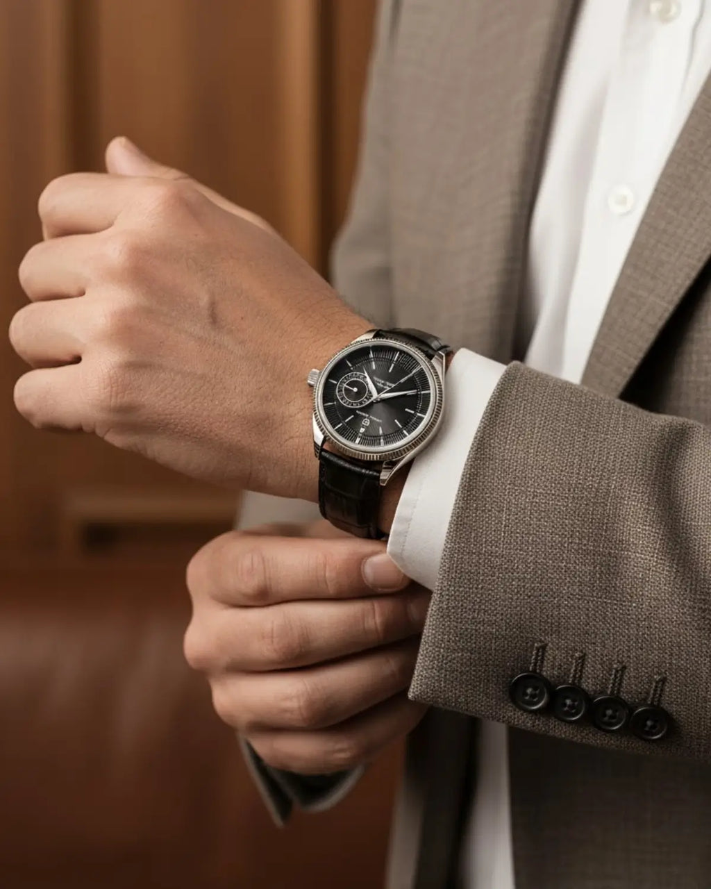 Homem ajustando o Relógio Masculino Pulseira de Couro Regent Black com terno cinza