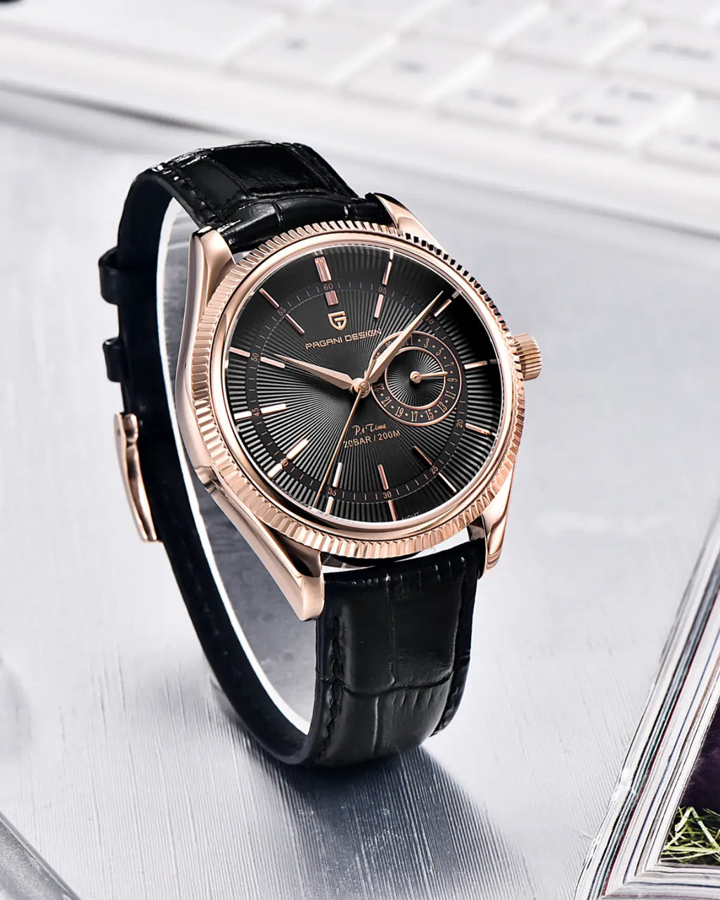 Close do mostrador preto do Relógio Masculino Pulseira de Couro Regent Black Gold.