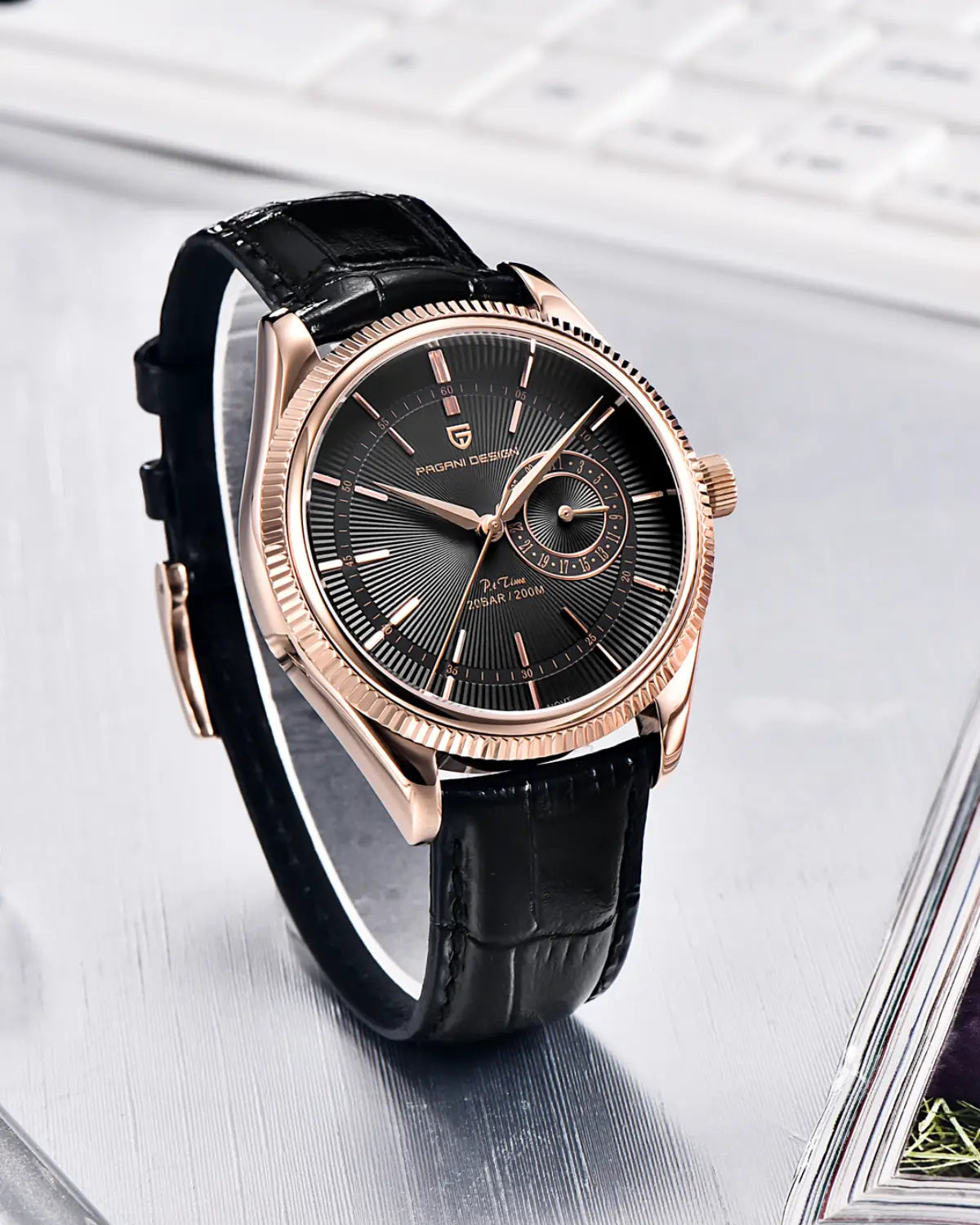 Close do mostrador preto do Relógio Masculino Pulseira de Couro Regent Black Gold.