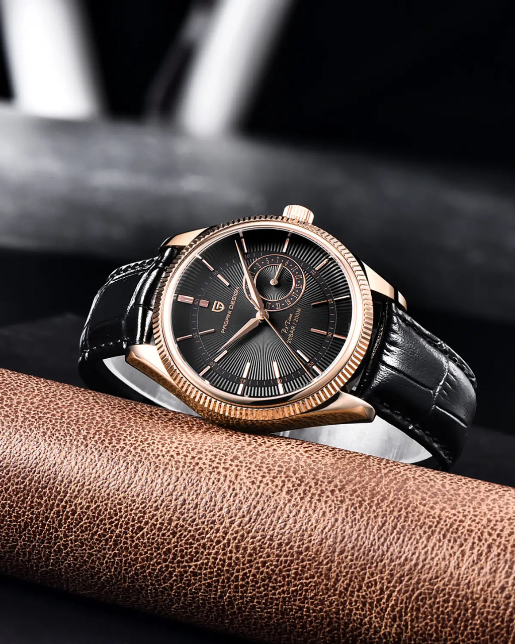 Detalhe lateral do Relógio Masculino Pulseira de Couro Regent Black Gold com acabamento dourado