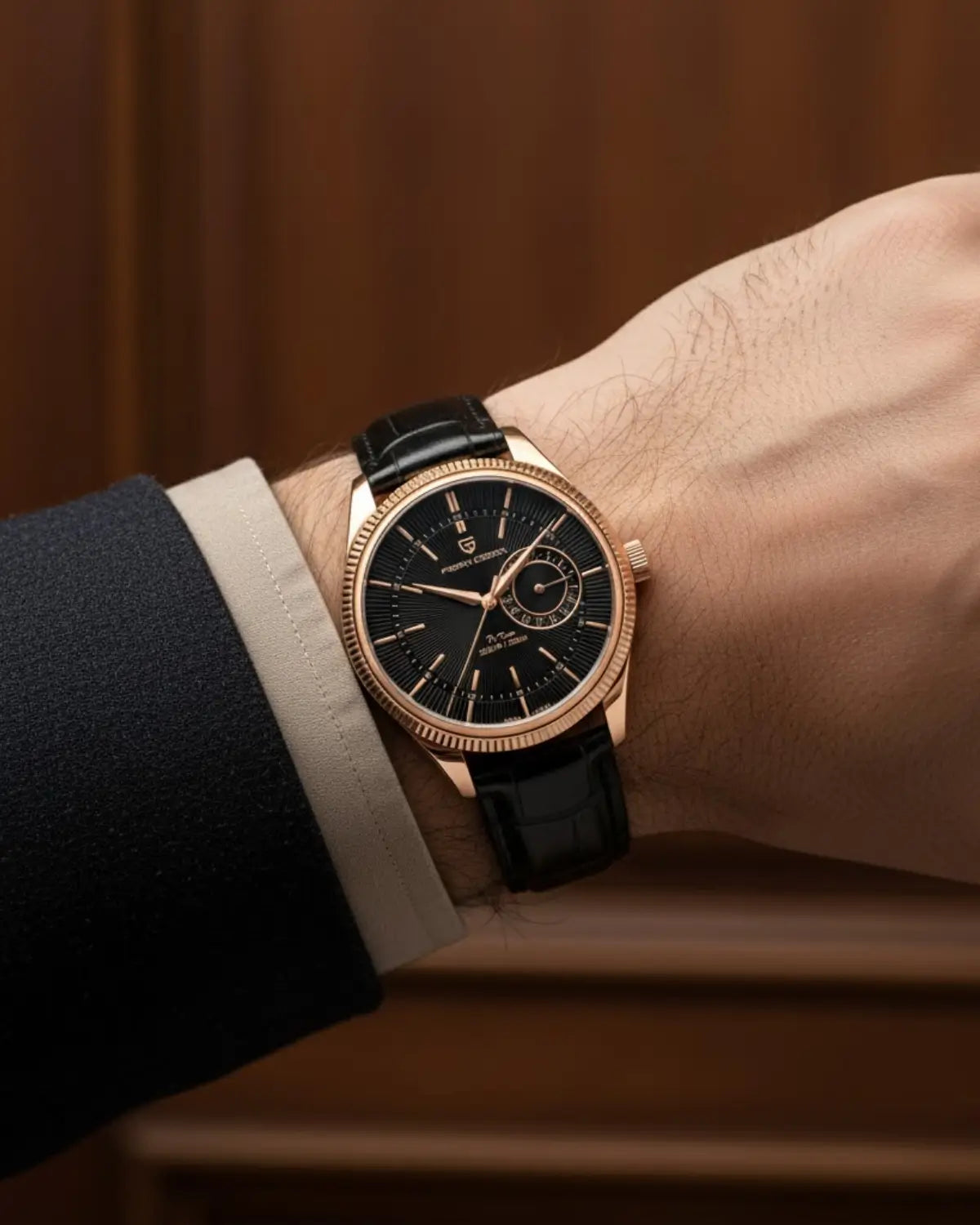 Relógio Masculino Pulseira de Couro Regent Black Gold no pulso, estilo elegante e sofisticado