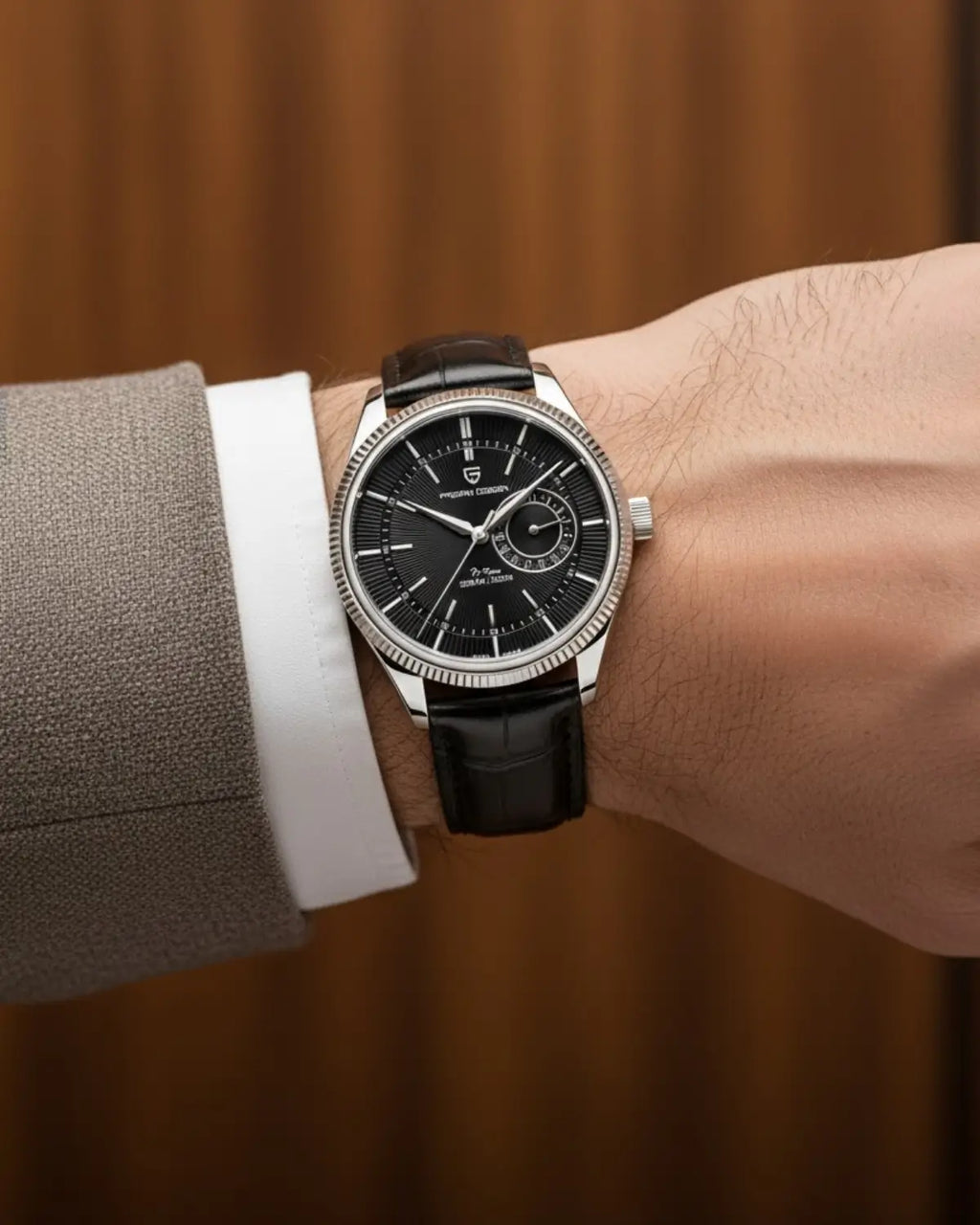 Relógio Masculino Pulseira de Couro Regent Black no pulso, estilo clássico e sofisticado