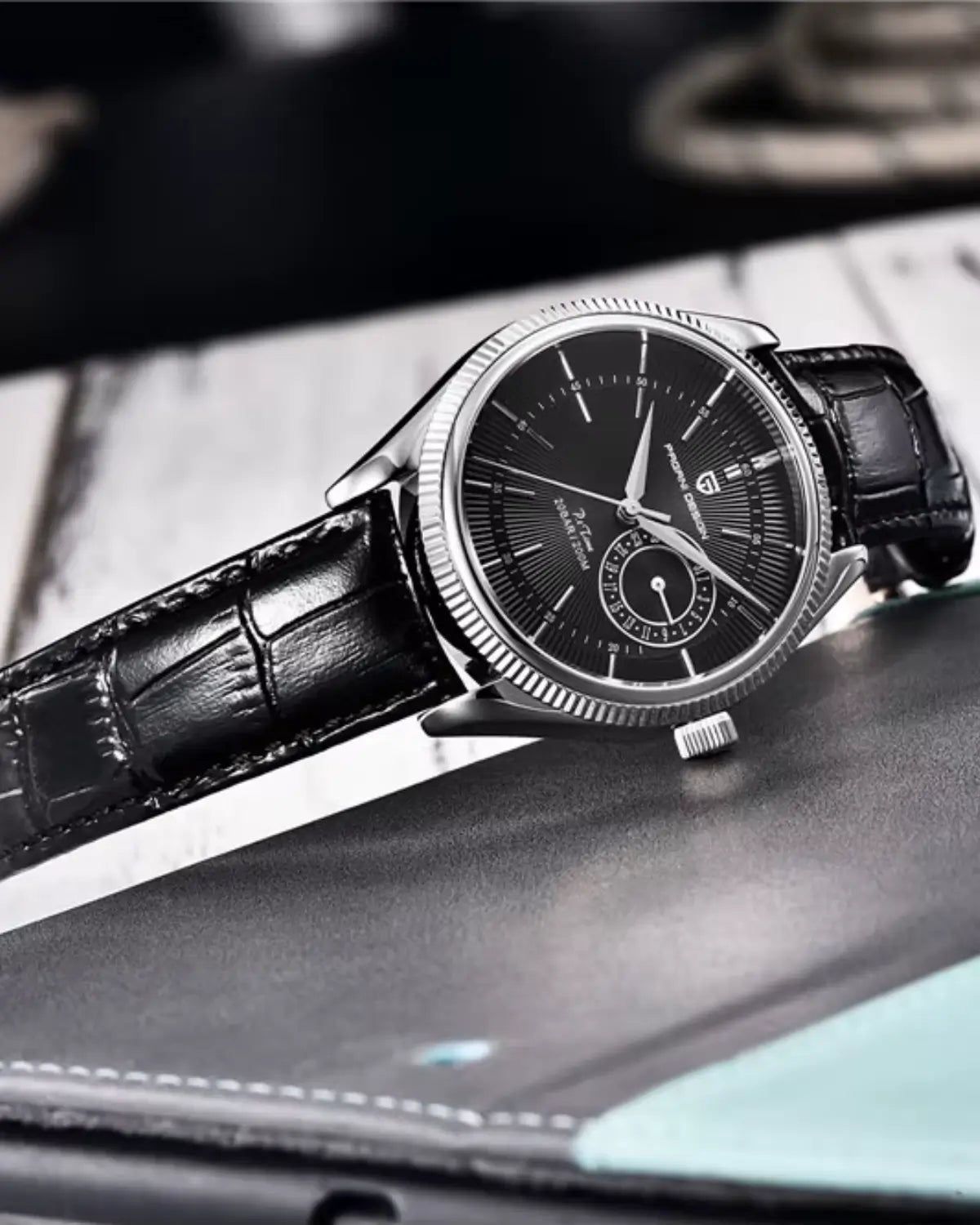 Relógio Masculino Pulseira de Couro Regent Black apoiado sobre mesa elegante