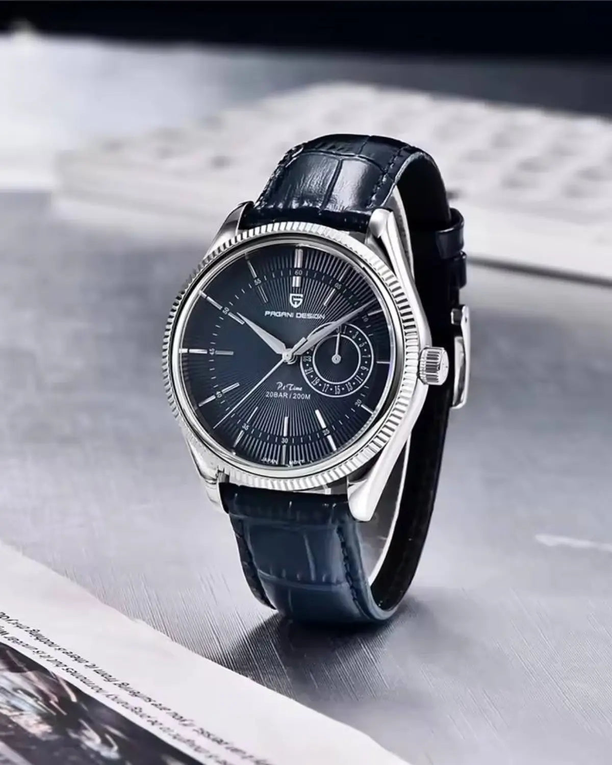 Close do mostrador azul do Relógio Masculino Pulseira de Couro Regent Blue