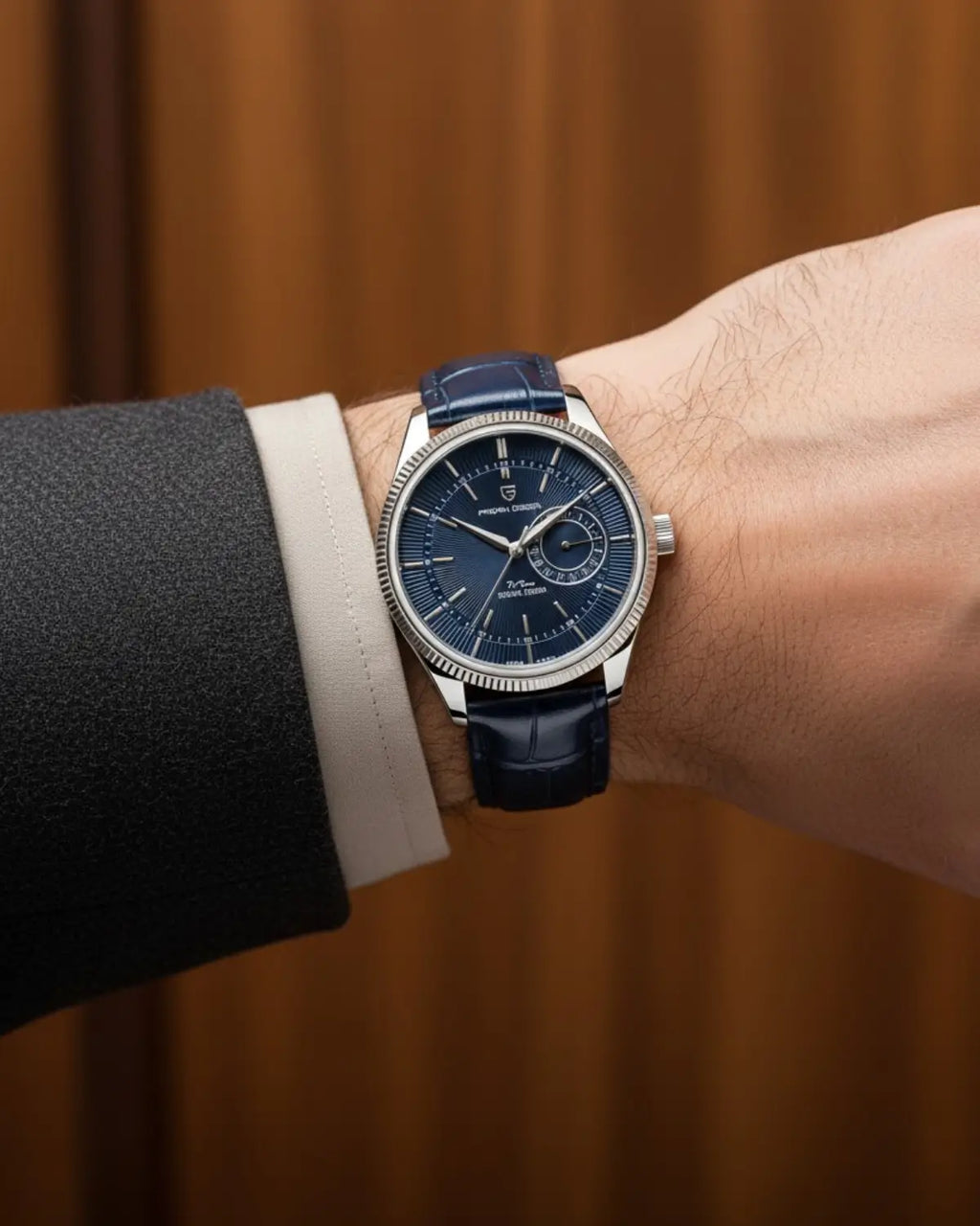 Relógio Masculino Pulseira de Couro Regent Blue no pulso, estilo elegante e sofisticado