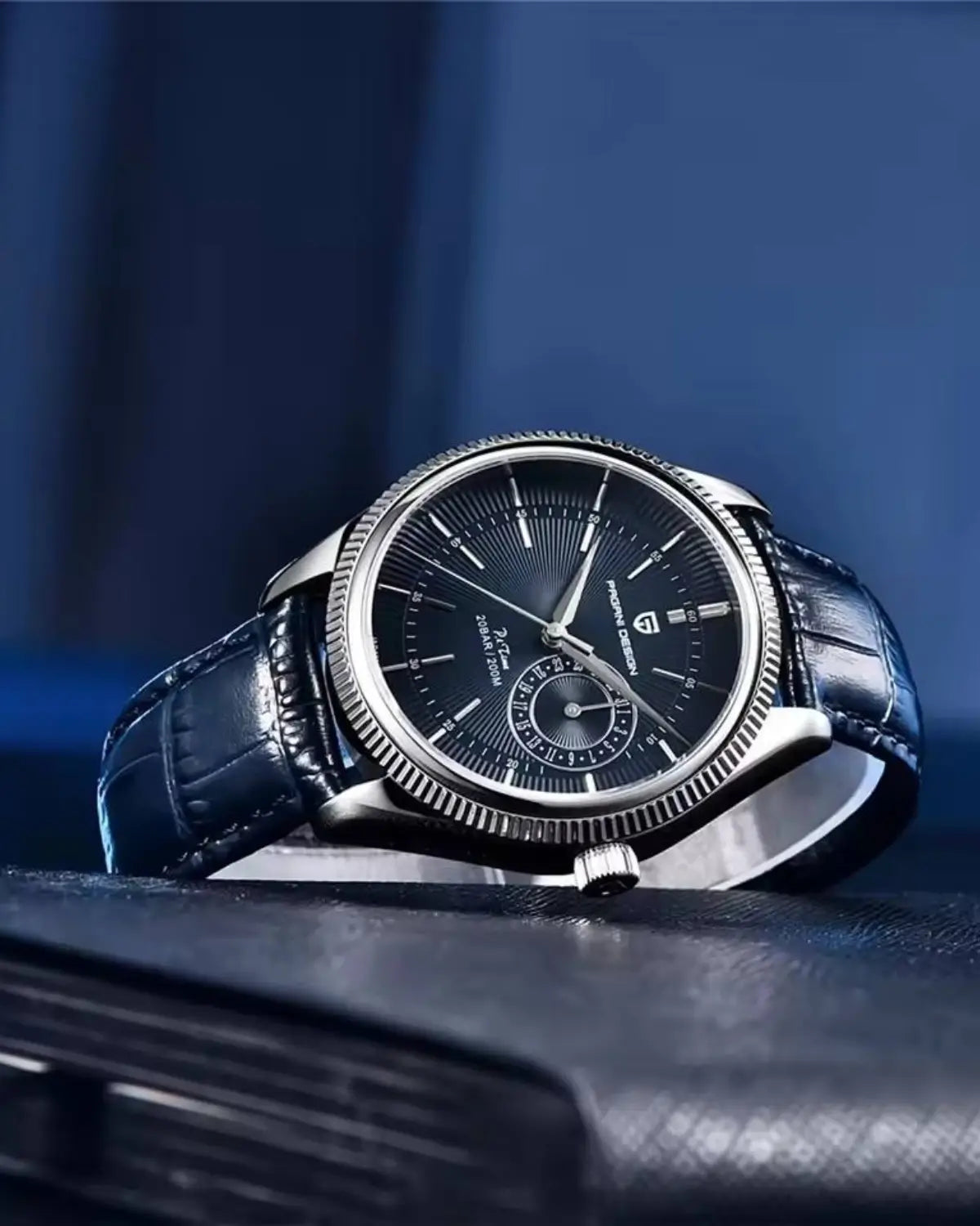 Relógio Masculino Pulseira de Couro Regent Blue apoiado sobre mesa metálica