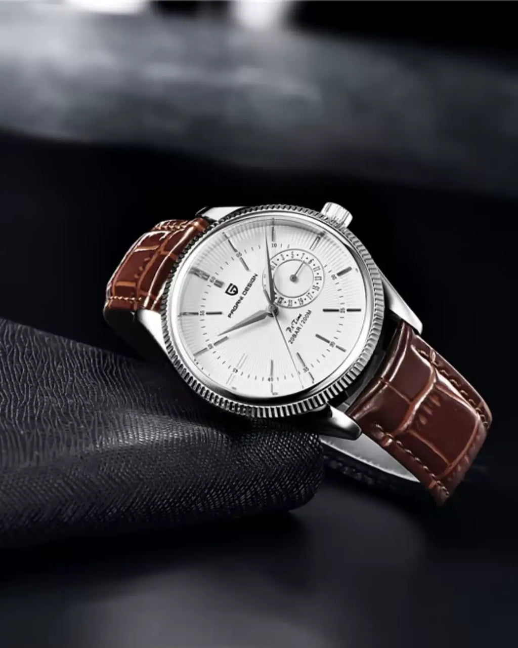 Close do mostrador prateado do Relógio Masculino Pulseira de Couro Regent Brown