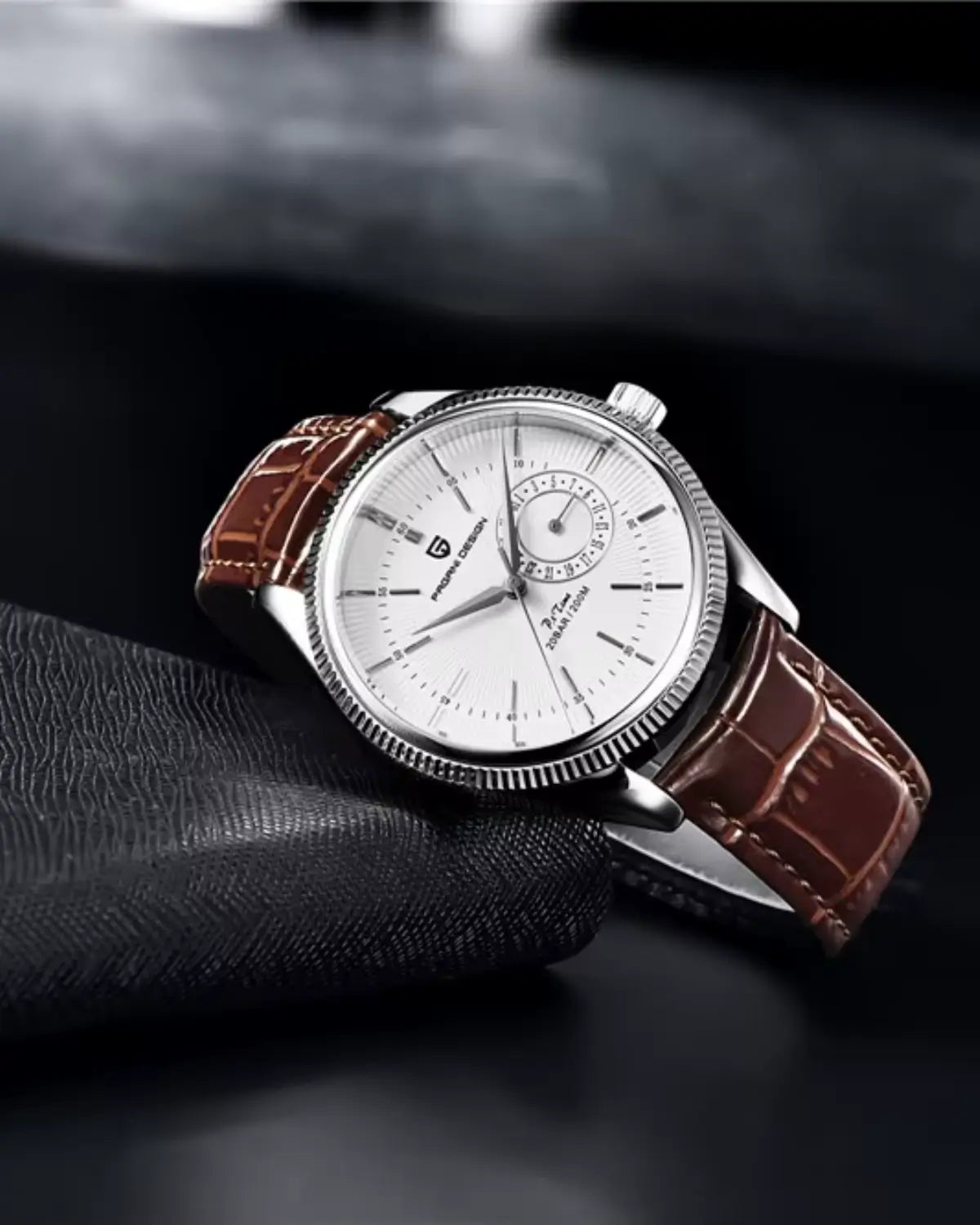 Close do mostrador prateado do Relógio Masculino Pulseira de Couro Regent Brown