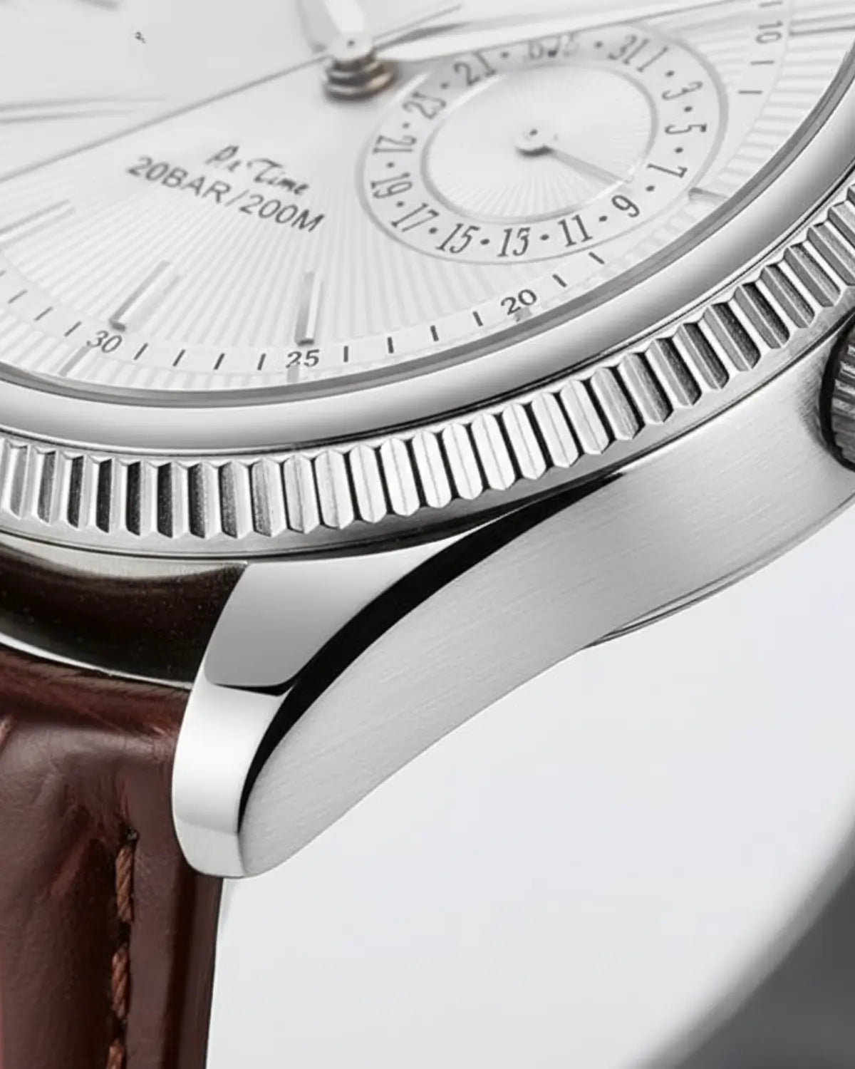 Detalhe da lateral do Relógio Masculino Pulseira de Couro Regent Brown com acabamento polido
