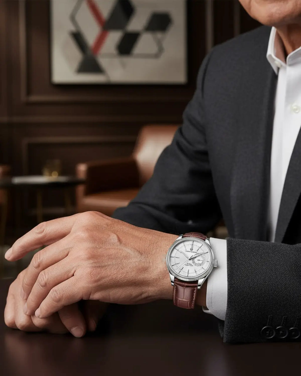 Homem usando o Relógio Masculino Pulseira de Couro Regent Brown em ambiente executivo