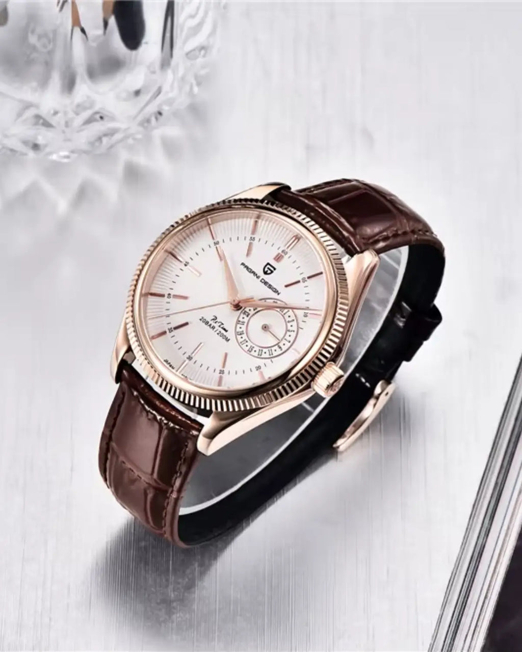 Close do mostrador prateado e pulseira marrom do Relógio Masculino Pulseira de Couro Regent Brown Gold.