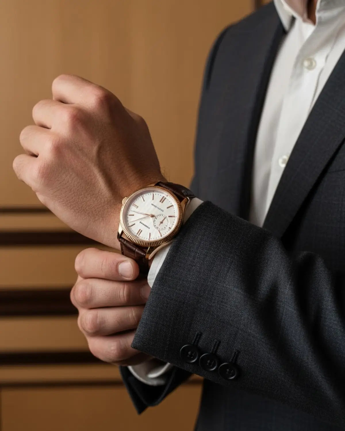 Homem ajustando o Relógio Masculino Pulseira de Couro Regent Brown Gold com traje social