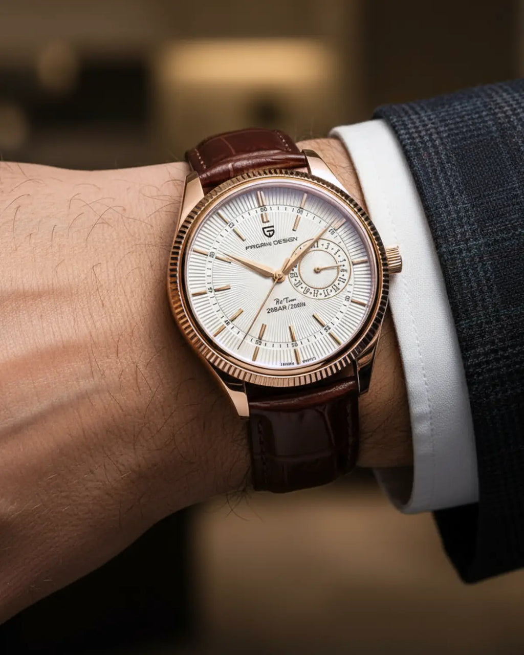 Relógio Masculino Pulseira de Couro Regent Brown Gold no pulso, estilo sofisticado e elegante